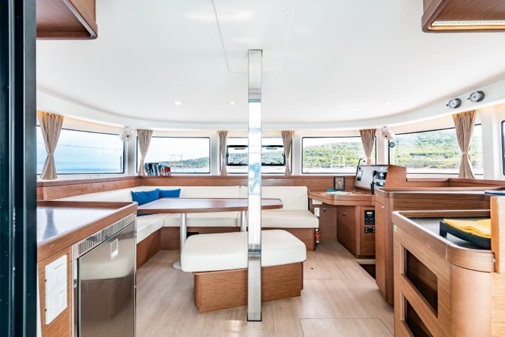 Lagoon 42: Fully equipped galley