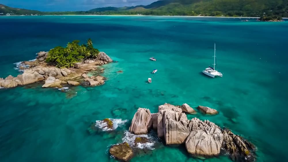 Sayhelles yacht sailing