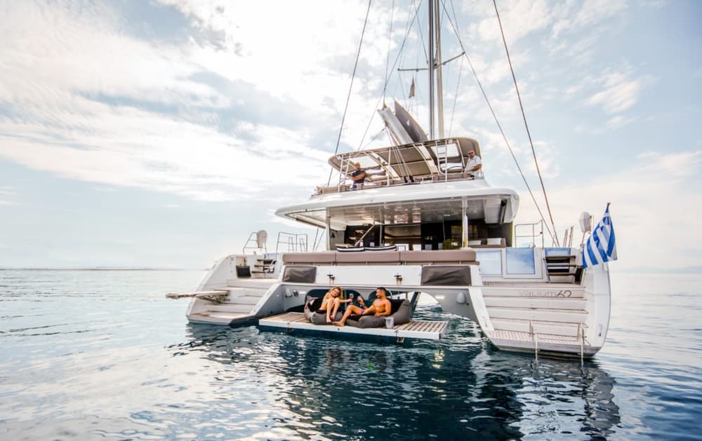 Lagoon 620 catamaran - exterior layout