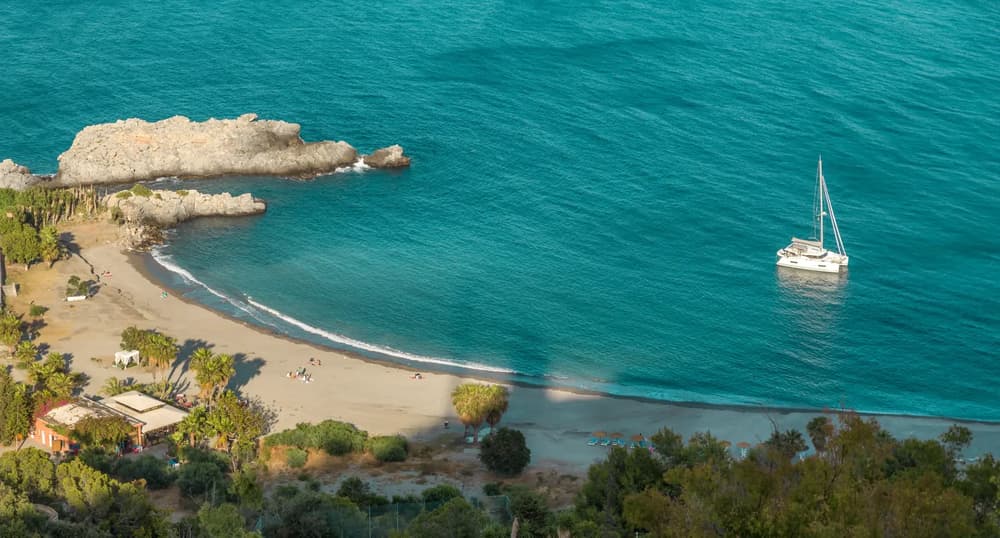 beach with turquoise waters and green scenery in kefalonia