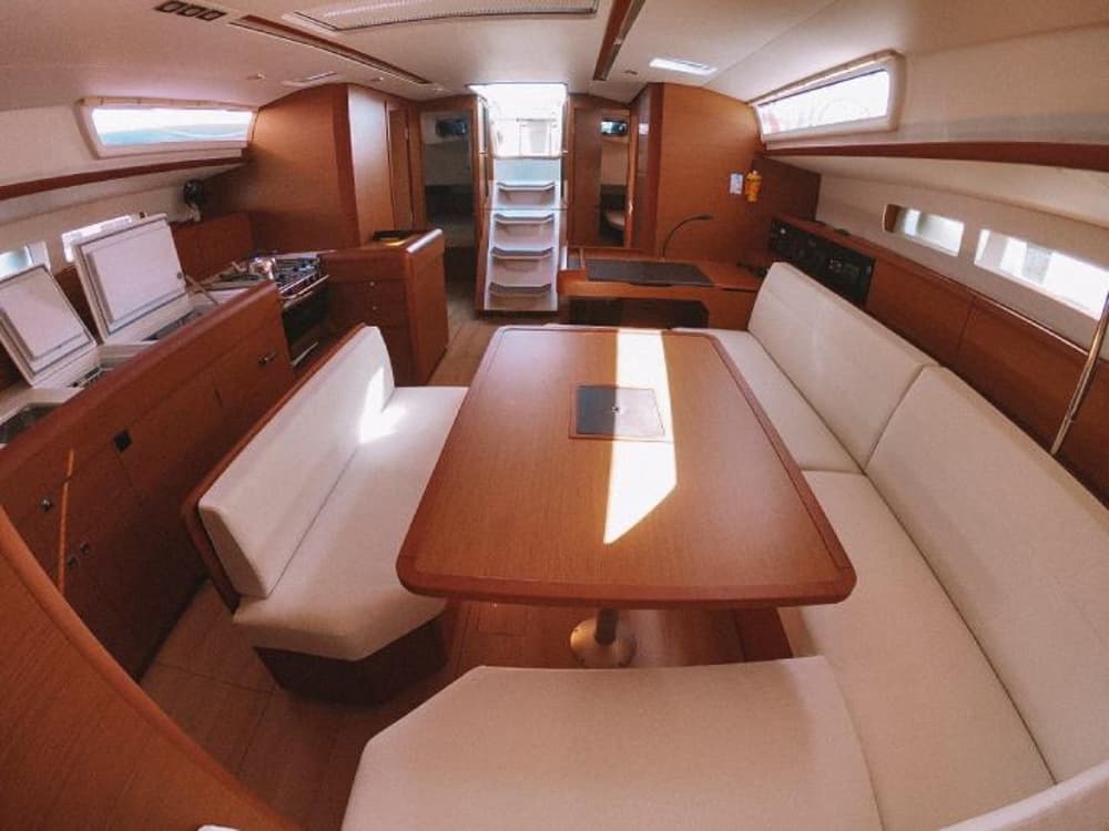Sun Odyssey 519 interior layout