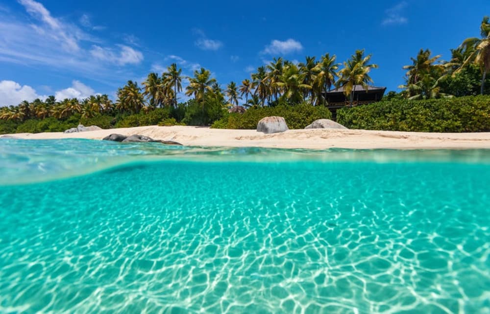 Catamaran sailing in the British Virgin Islands – a top-rated easy sailing route for beginners with predictable winds and smooth sailing conditions.