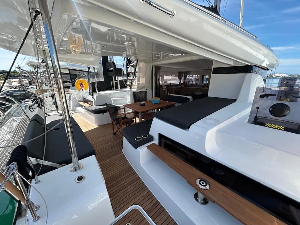 lagoon 43 for charter
