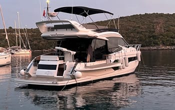 Motorboat Champ Atlantis charter rental in Croatia | Yacht4Less