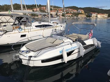 Motorboat Beneteau Flyer 7.7 Sun Deck available for yacht charter in Croatia | Yacht4Less