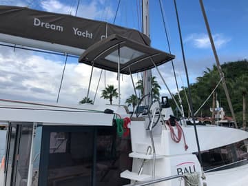 Catamaran LINDIR available for yacht charter in French Polynesia | Yacht4Less