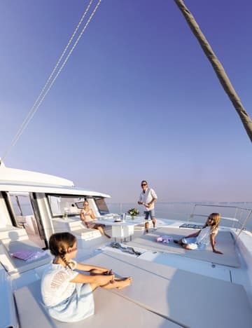 Catamaran IDRIL available for yacht charter in French Polynesia | Yacht4Less