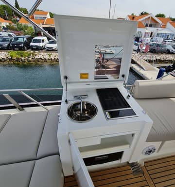 Motorboat Ferus available for yacht charter in Croatia | Yacht4Less