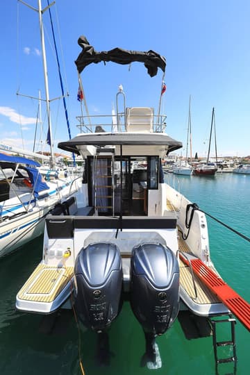 Motorboat Tana available for yacht charter in Croatia | Yacht4Less