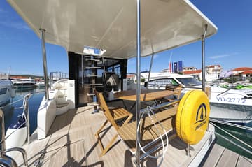 Motorboat Batu available for yacht charter in Croatia | Yacht4Less