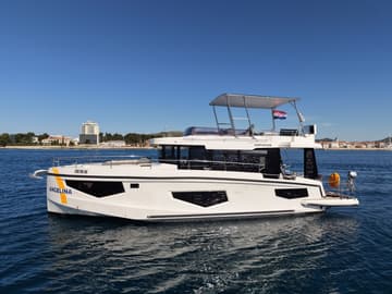 Motorboat Mackata available for yacht charter in Croatia | Yacht4Less
