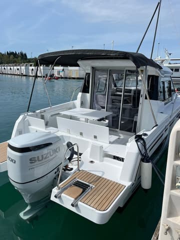 Motorboat Medolino available for yacht charter in Croatia | Yacht4Less