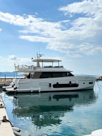 Motorboat Moon light available for yacht charter in Croatia | Yacht4Less