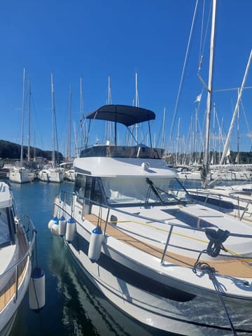 Motorboat Sea King charter rental in Croatia | Yacht4Less