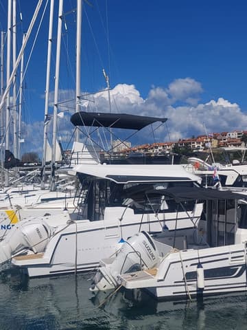 Best Price for a Motorboat Sea King rental in Croatia | Yacht4Less