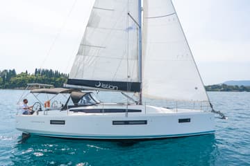 Sailboat Zheng Yi Sao (郑一嫂) charter rental in Greece | Yacht4Less
