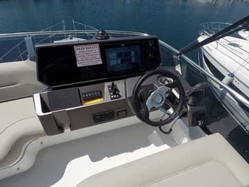 Motorboat Il Sogno V available for yacht charter in Croatia | Yacht4Less