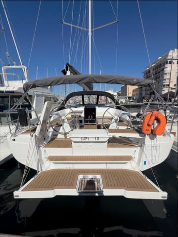 Sailboat Capi'10 charter rental in France | Yacht4Less