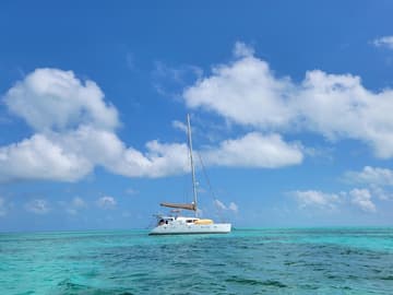 Catamaran Discover charter rental in Belize | Yacht4Less