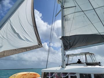 Catamaran Discover available for yacht charter in Belize | Yacht4Less