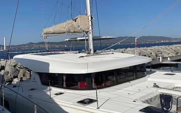Best Price for a Catamaran Aventura rental in France | Yacht4Less