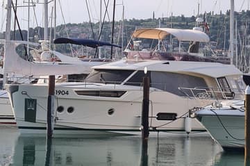 Motorboat Sarkis de Karabas charter rental in Slovenia | Yacht4Less