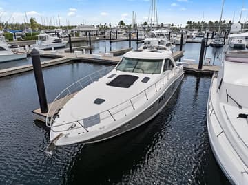 Best Price for a Motorboat Parr T On rental in USA | Yacht4Less