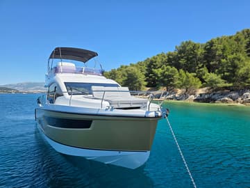 Motorboat Tireless Too available for yacht charter in Croatia | Yacht4Less