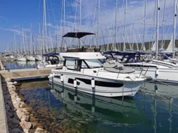 Motorboat Mala Sirena charter rental in Croatia | Yacht4Less