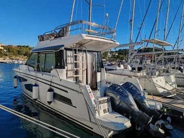 Motorboat Morska Vila available for yacht charter in Croatia | Yacht4Less