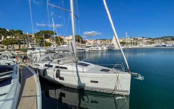 Best Price for a Sailboat Pixtin rental in France | Yacht4Less