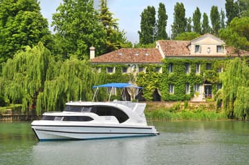 Motorboat 02 charter rental in Italy | Yacht4Less