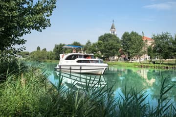 Best Price for a Motorboat 02 rental in Italy | Yacht4Less
