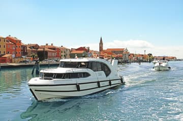 Motorboat 04 charter rental in Italy | Yacht4Less