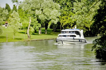 Motorboat 05 charter rental in Italy | Yacht4Less