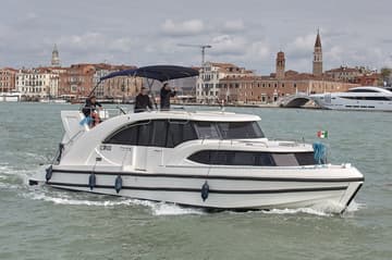 Motorboat 06 charter rental in Italy | Yacht4Less