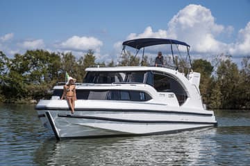 Best Price for a Motorboat 10 rental in Italy | Yacht4Less