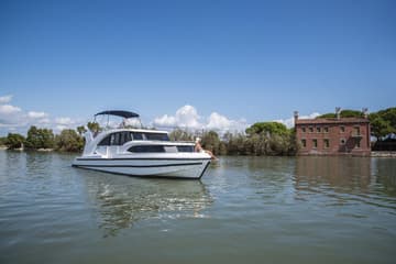Motorboat 10 available for yacht charter in Italy | Yacht4Less