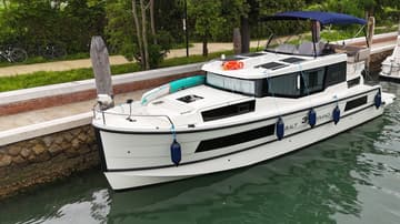 Motorboat 16 charter rental in Italy | Yacht4Less