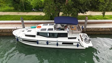 Best Price for a Motorboat 18 rental in Italy | Yacht4Less