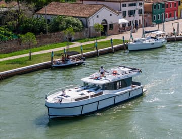 Motorboat 70 charter rental in Italy | Yacht4Less