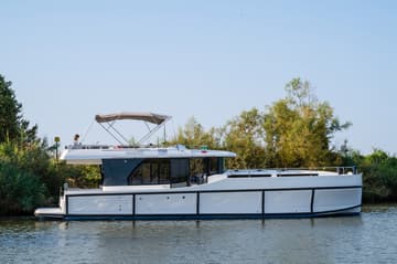 Motorboat 70 available for yacht charter in Italy | Yacht4Less