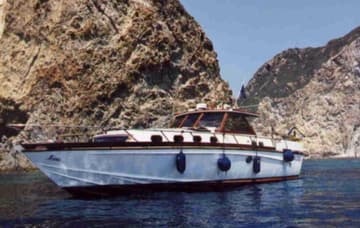 Motorboat Micus available for yacht charter in Italy | Yacht4Less
