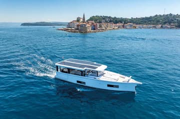 Motorboat Sundowner charter rental in Croatia | Yacht4Less