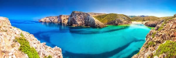 Cliffs and turquoise waters of Corsica – Idyllic sailing conditions for an unforgettable Corsica yacht holiday, perfect for island-hopping adventures.