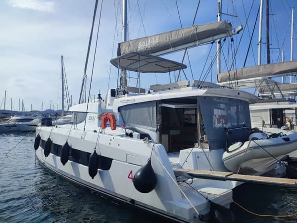 Bali 4.6 catamaran’s helm station with a well-equipped flybridge, providing excellent visibility and control, ideal for an enhanced sailing experience and smooth navigation in charter holidays