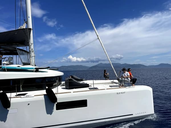 Group of first-time sailors enjoying a sailing holiday on a yacht, experiencing their first sailing adventure on the open sea with Yacht4Less.